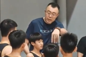 展望未来！韩德君参与丹东儿童篮球培训机构挑选球员