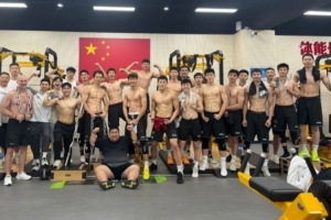 强强对决，天津男篮与对手腹肌胸肌之战：谁将占据优势？