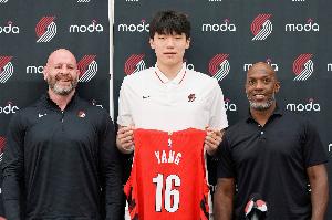 杨瀚森深感无奈!开拓者主帅频繁更迭再遇搬迁难题与闹剧重演
