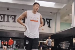 王少杰直播训练着宏远训练服，表示暂时不回广东，未来去向尚未确定