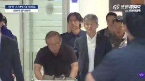 凌晨四时抵韩的洪明甫教练，仍旧逃不开球迷的责骂声。