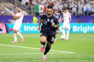 劳塔罗射入世界杯首球！塞内西被“爆头”制造点球，阿根廷2-0领先