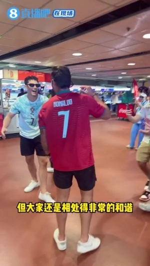 直播吧现场报道：梅罗球迷共鉴历史时刻，外国小球迷跟随直播吧学中文
