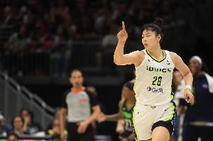 李月汝表现亮眼，6投4中及三分球4中2，贡献10分3篮板2助攻，助力球队今日获胜