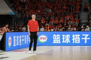 媒体人：男篮陷入绝境激发能量，最大转变是不再专注于低位强打节奏