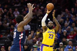 恩比德初入NBA时邀詹姆斯加盟76人，现老詹去向未明