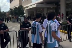 穿着梅西10号去堵C罗？梅西球迷为了见C罗和警察在线沟通~