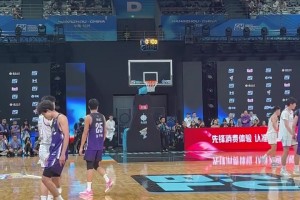 姚明在现场见证母校绝杀清华大学，开心地和球队一起庆祝！