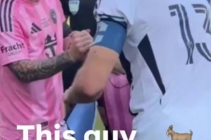 穆勒晒出自己和梅西握手照片：这个男人…就是GOAT！