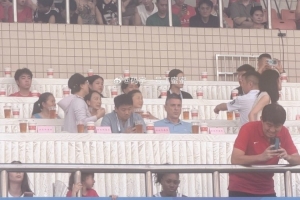 记者：U23国足主教练安东尼奥现场观看重庆铜梁龙对阵浙江比赛