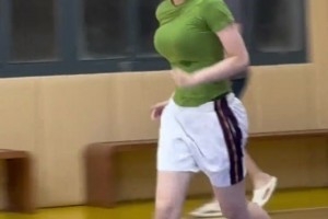你以为只是身材好？她的突破上篮更让人顶不住
