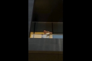 C罗阳台向球迷挥手，众多球迷欢呼