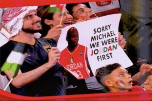 世界杯球迷玩梗：约旦球迷举牌向乔丹道歉，称自己是最早的Jordan