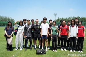 国安训练基地接待了北师大附属实验中学的学生，他们一同观看了球队训练