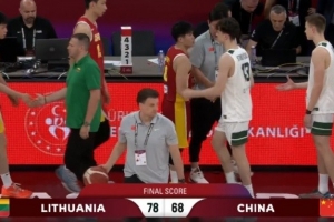 记者：张宇辰手感不佳，中国U17男篮远投火力减弱，陈昱休投篮不准