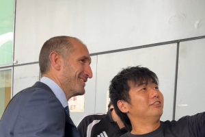 基耶利尼抵达中国香港与尤文会合，前球星老图拉姆及部分球员将参与活动