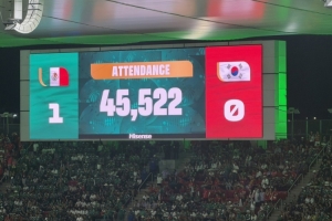 球迷见证主队提前晋级，45522人齐聚现场目睹墨西哥1-0击败韩国