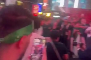 不和谐！赛前阿根廷球迷和阿尔及利亚球迷在时代广场发生冲突