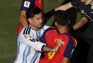 记者讨论FIFA调查阿根廷：5名球员涉案，存在歧视口号及违规横幅