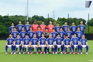 日本队今日训练结束后合影留念，南野拓实与久保建英携手身穿8号球衣入镜