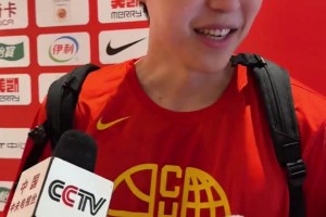杨瀚森接受采访遭王俊杰“偷袭”