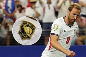2018年世界杯金靴得主！凯恩身着FIFA官方定制臂章