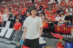 郭艾伦现场助阵,观战中国男篮对决日本男篮