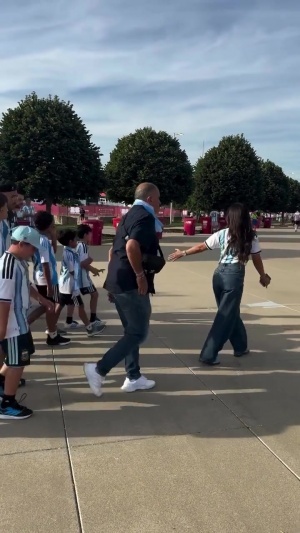 安东内拉携全家亮相，助力阿根廷首战观战
