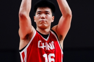 不知所言！焦泊乔替补仅5分钟即累积3犯，数据栏均为0，正负值却高达+7