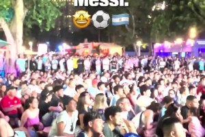 梅西戴帽后看看阿根廷民众的反应