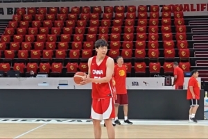 大战前夕轻松一下！杨瀚森踩场训练三分球2投0中，徐昕旁边调侃