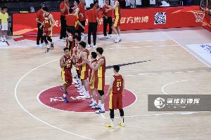 王俊杰与杨瀚森表现不佳!中国男篮对阵日本惨遭19分逆转,问题究竟在哪?