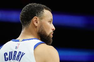 追求梦想：NBA顶尖球员与库里同场训练10分钟呕吐后选择退出