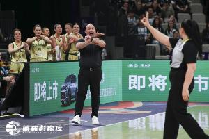 澳大利亚女篮第三节爆发，单节得分31分，与上半场持平