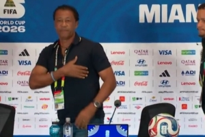 尊敬！佛得角主教练赛后新闻发布会后获掌声