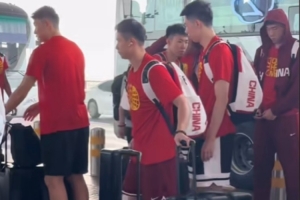 网友拍摄中国男篮北京机场出发 前往杭州备战热身赛