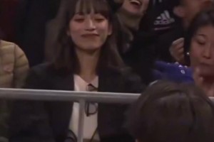 上田绮世模特妻子在外网再度爆火，球迷们都称很清纯+卡哇伊