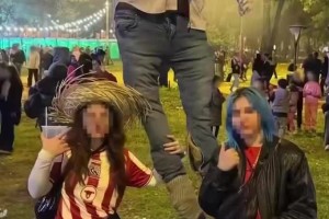 巴拉圭民众烧毁了挂有姆巴佩名字的塑料人体模特