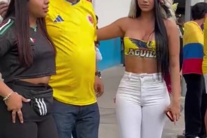 网红哥伦比亚美女球迷引路人争相合影