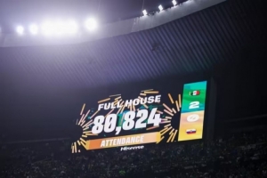 狂热！8万824人次涌入阿兹特克体育场，见证墨西哥2-0击败厄瓜多尔，场馆座无虚席！