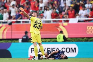 乌加特因对抗受伤退场，蹬地扭伤后无法坚持，被担架抬下时泪流满面