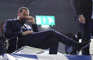 争议判罚引热议！曼联新援大战对手，蒂勒曼斯与桑托斯表现成焦点