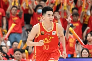 广厦男篮与朱俊龙达成3年续约协议，球队今夏面临资金困境