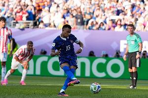 法国1-0暂时领先巴拉圭!姆巴佩点球得分,杜埃倒地后VAR介入改判点球!