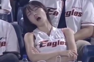 韩国篮球赛现场，美女看球看到睡着？