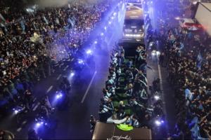 阿根廷归国备受热烈欢迎！众人热烈夹道迎接敞篷大巴，斯卡洛尼挥手致意