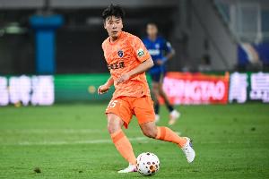 云南玉昆28岁中场球员张宇峰即将加盟深圳新鹏城，官方近期将公布消息