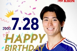 日本队官方推特发布海报，祝中村敬斗26岁生日快乐，又帅又踢球！